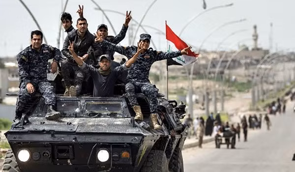 Theo các báo cáo, hàng chục người dân đã bị nhóm IS xử tử vì tháo chạy khỏi khu vực do bọn khủng bố kiểm soát hoặc hợp tác với lực lượng an ninh Iraq. Ảnh: Các binh sĩ Iraq giơ tay biểu tượng chiến thắng trên xe quân sự. (Nguồn: FNA).