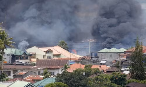 Khung bo sat hai phu nu, tre em o thanh pho Marawi