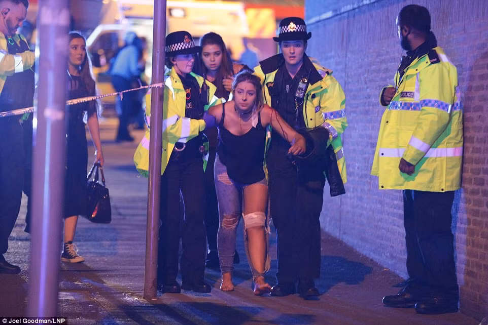 Hien truong kinh hoang no lon o Manchester, 70 nguoi thuong vong-Hinh-10