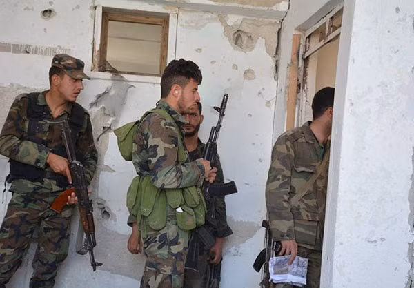 Được biết, quân đội Syria cũng đã sử dụng xe tăng T-72 trong chiến dịch quân sự ở quận al-Qaboun. Ảnh: FNA.