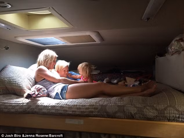 Kinh ngac cap vo chong Canada ban nha mua xe song “du muc“-Hinh-3