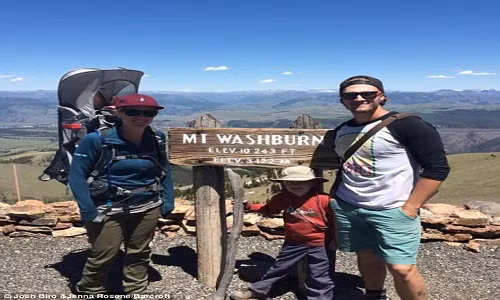 Kinh ngac cap vo chong Canada ban nha mua xe song “du muc“-Hinh-8