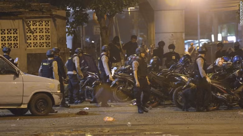 Hien truong kinh hoang danh bom lieu chet o Indonesia-Hinh-2