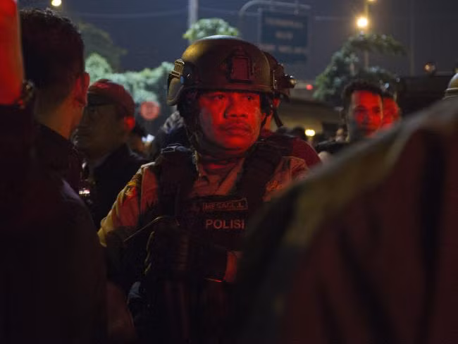 Hien truong kinh hoang danh bom lieu chet o Indonesia-Hinh-6