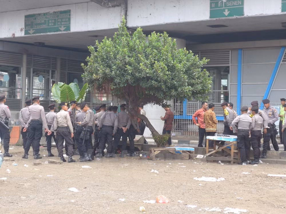 Rất nhiều cảnh sát bên trong khu vực bảo vệ hiện trường. (Ảnh: Đỗ Quyên/Vietnam+)