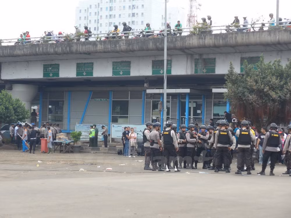 Nhiều người dân hiếu kỳ dừng ở đường trên cao nhìn xuống hiện trường vụ nổ. (Ảnh: Đỗ Quyên/Vietnam+)