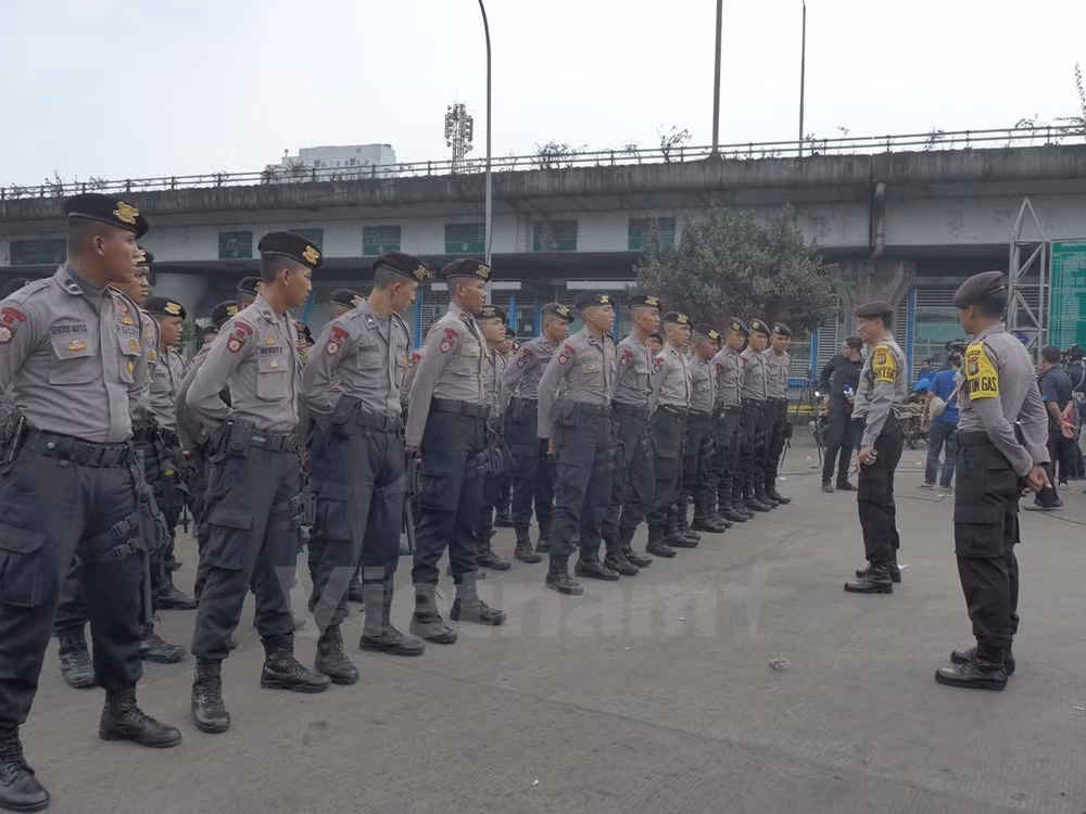 Lực lượng cảnh sát tăng cường đến hiện trường. (Ảnh: Đỗ Quyên/Vietnam+)