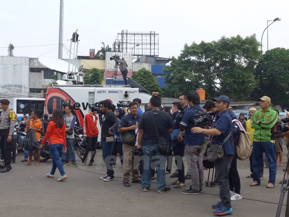 Các phóng viên có mặt tại hiện trường từ sáng sớm. (Ảnh: Đỗ Quyên/Vietnam+)