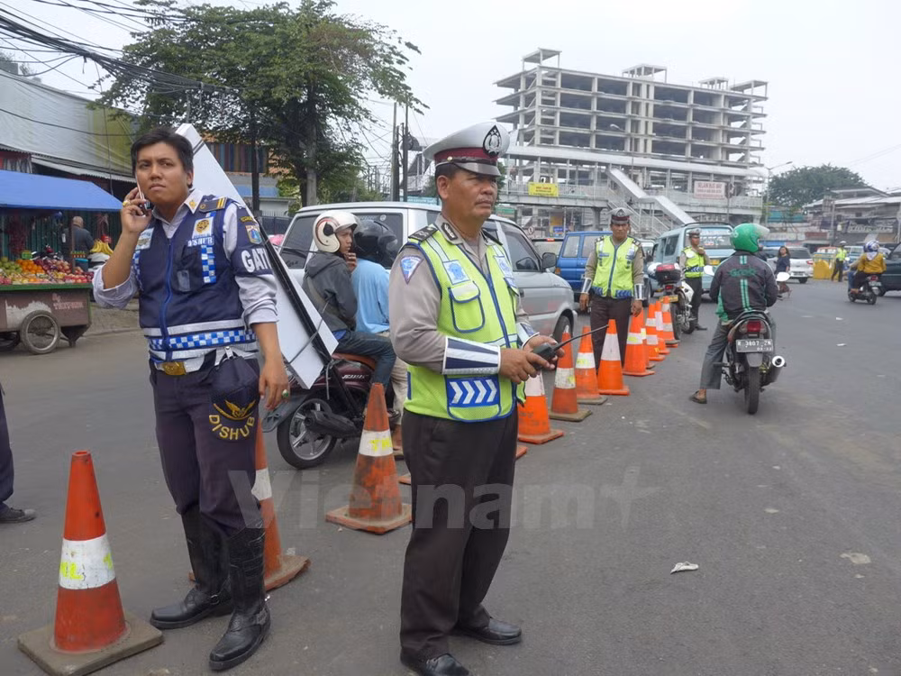 Cảnh sát phân luồng giao thông ở khu vực gần hiện trường vụ nổ bom. (Ảnh: Đỗ Quyên/Vietnam+)