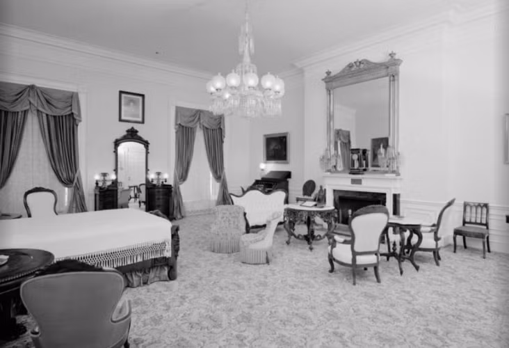 Cựu Tổng thống Lincoln chưa bao giờ ngủ ở Phòng ngủ Lincoln, một trong những căn phòng nổi tiếng nhất của Nhà Trắng. Trong thời gian tại nhiệm, Abraham Lincoln sử dụng nơi đây làm văn phòng. Ảnh: ATI.