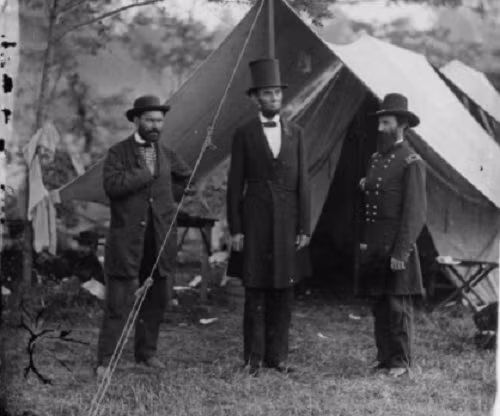 Abraham Lincoln thường cất những tài liệu quan trọng trong chiếc mũ đặc biệt của ông. Ảnh: ATI.