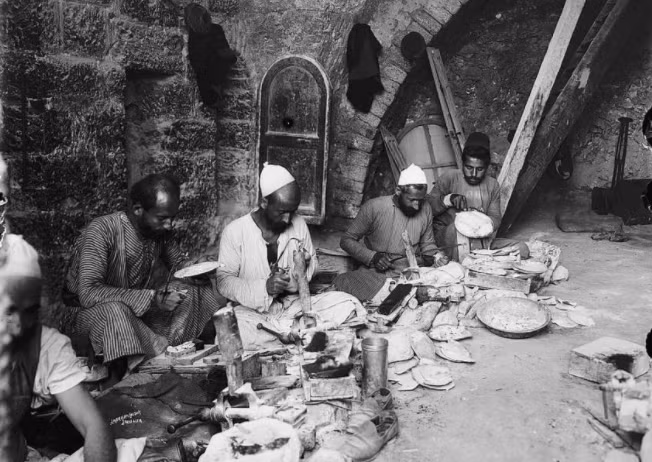 Các nghệ nhân cần cù làm việc vào khoảng năm 1898-1914.