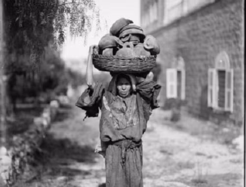 Người phụ nữ mang hàng hóa ra chợ bán vào khoảng năm 1898-1914.