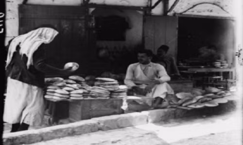 Quầy hàng bán bánh mỳ vào khoảng năm 1900 đến 1920.