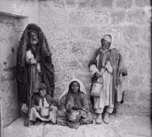 Một số người ăn xin trong bức ảnh chụp vào khoảng năm 1900 đến 1920. (Nguồn ảnh: ATI)