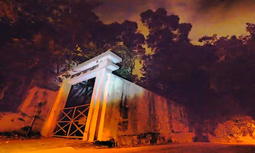 Ngôi trường Tak Tak ở Hong Kong. Bao quanh ngôi trường này là một nghĩa trang rộng lớn. Khi ngôi trường này bị đóng cửa vào năm 1998, nhiều lời đồn đáng sợ bắt đầu xuất hiện. Hồi năm 2001, một nhóm sinh viên quyết định khám phá địa điểm bỏ hoang này. Khi họ rời khỏi ngôi trường, các sinh viên đã bị kích động. Một nữ sinh đã tự bóp cổ mình và sau đó cắn tay một nam sinh định giúp cô. Ảnh: The Richest.