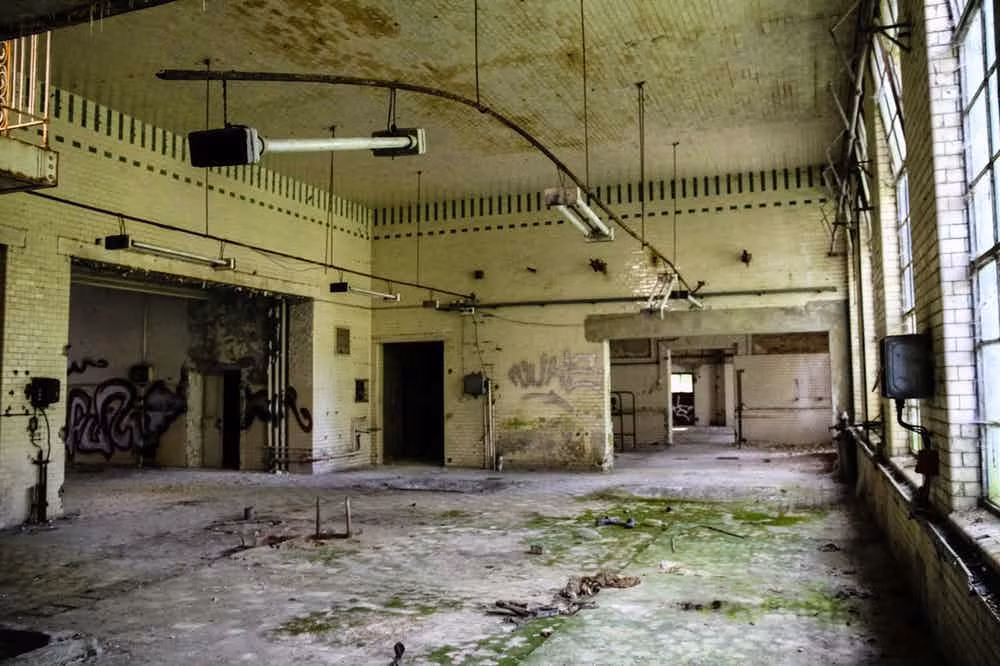 Bệnh viện Beelitz-Heilstätten ở Đức từng là nơi điều trị cho trùm phát xít Adolf Hitler. Bệnh viện bị bỏ hoang này từng diễn ra nhiều vụ giết người đáng sợ. Vào năm 2008, một người mẫu 20 tuổi có tên Anja đã bị đánh đập đến chết. Trước đó, trong khoảng thời gian 1989 đến 1991, một kẻ giết người hàng loạt đã sát hại 5 phụ nữ và 1 trẻ sơ sinh. Ảnh: The Richest.