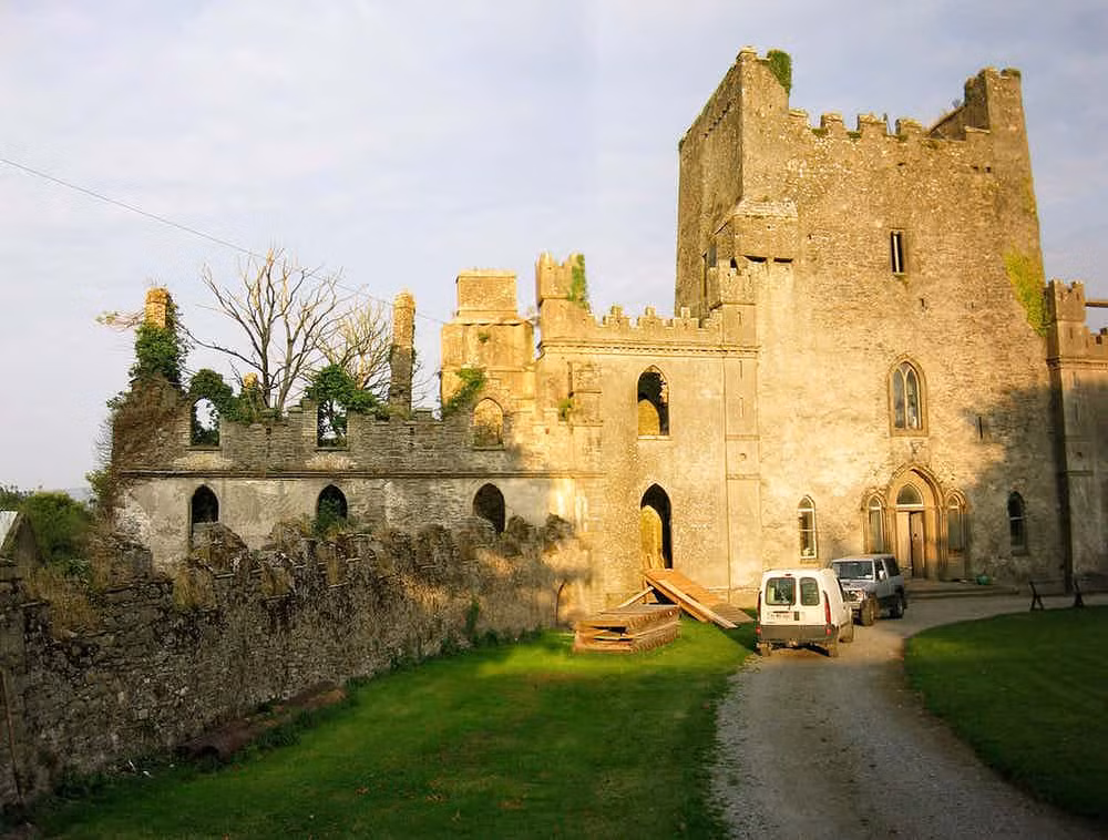 Lâu đài Leap ở Coolderry, County Offlay, Ireland, có thể được xây dựng vào khoảng thế kỷ 13. Lâu đài này qua tay sở hữu của nhiều gia đình, trong đó có gia tộc O’Bannon hay O’Carroll. Theo The Richest, các gia đình từng sống trong lâu đài này đều trải qua những sự việc kỳ lạ, khó lý giải và người ta cho rằng tòa lâu đài bị ma ám. Ảnh: The Richest.