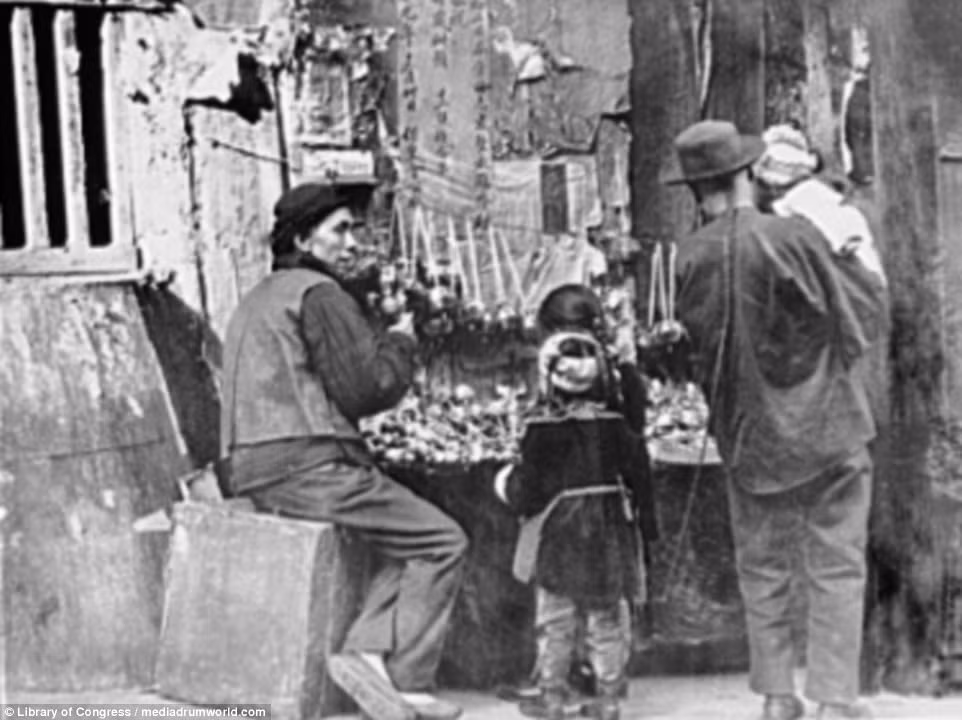 Cảnh mua bán hàng hóa trong khu Phố Tàu ở San Francisco hồi thế kỷ 19.