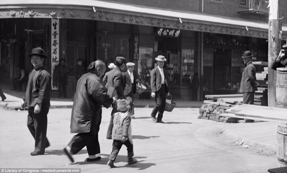 Cảnh yên bình ở Phố Tàu Chinatown trước khi trận động đất xảy ra vào năm 1906.