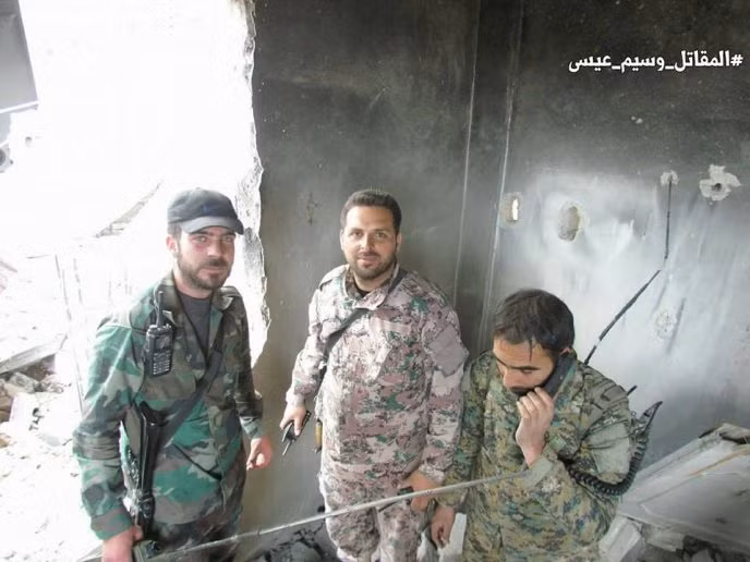 Các binh sĩ tại một địa điểm bị phá hủy trong chiến tranh. Ảnh: AMN.