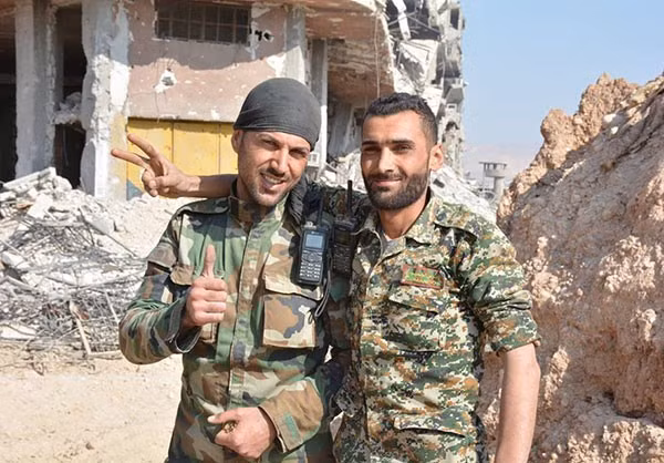Hai binh sĩ Syriacười tươi trong bức ảnh chụp tại chiến trường ở Al-Qaboun. Ảnh: FNA.