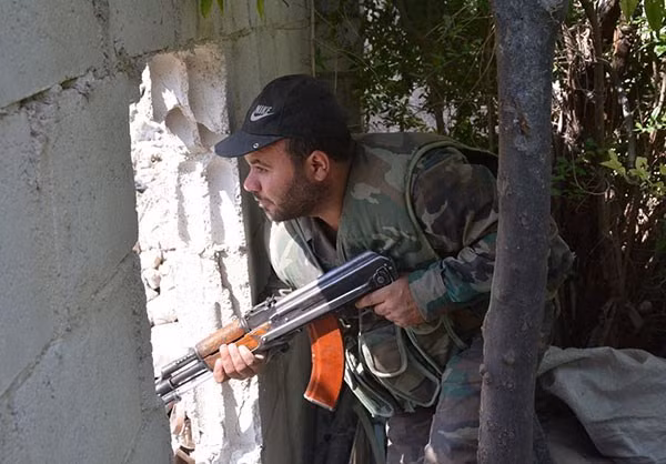 Một binh sĩ trên chiến trường Al-Qaboun. Ảnh: FNA.