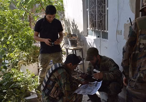 Các binh sĩ đang thảo luận về kế hoạch tác chiến trên chiến trường phía đông thủ đô Damascus. Ảnh: FNA.