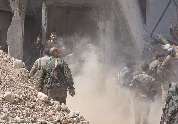 Khói bụi mù mịt tại một địa điểm ở al-Qaboun. Ảnh: FNA.