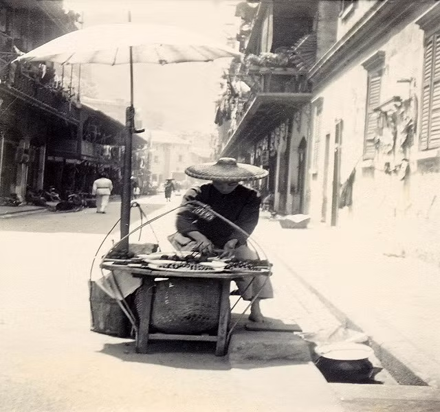 Một người bán hàng trên đường phố Hong Kong cách đây hơn 100 năm. Ảnh: VT.