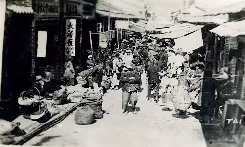 Khu chợ tấp nập trong một ngày nắng.