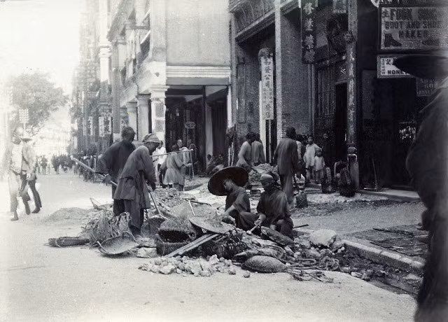 Những người dân làm đường hồi những năm 1900, 1910. Ảnh: VT.