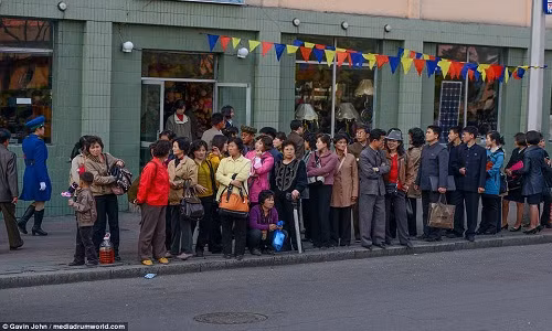 Cảnh người dân Triều Tiên xếp hàng chờ xe buýt ở Bình Nhưỡng. Ảnh: DM.