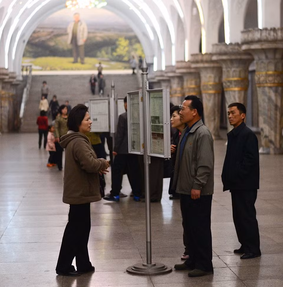 Bên trong một nhà ga tàu điện ngầm ở thủ đô Bình Nhưỡng. Ảnh: DM.