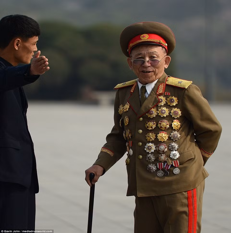 Người đàn ông dường như đang chỉ đường cho một cựu chiến binh Triều Tiên. Ảnh: DM.