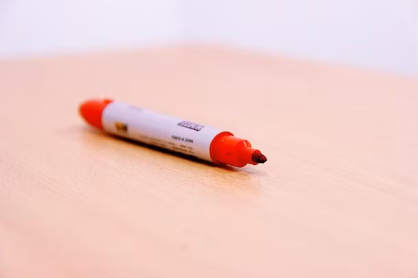 Giáo viên ở Anh không được phép sử dụng mực đỏ mà phải thay bằng màu sắc dịu hơn. Ảnh: L25.