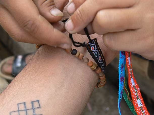 Các trường học ở Nhật không cho phép học sinh đeo nhiều hơn 1 chiếc vòng tay may mắn. Ảnh: L25.