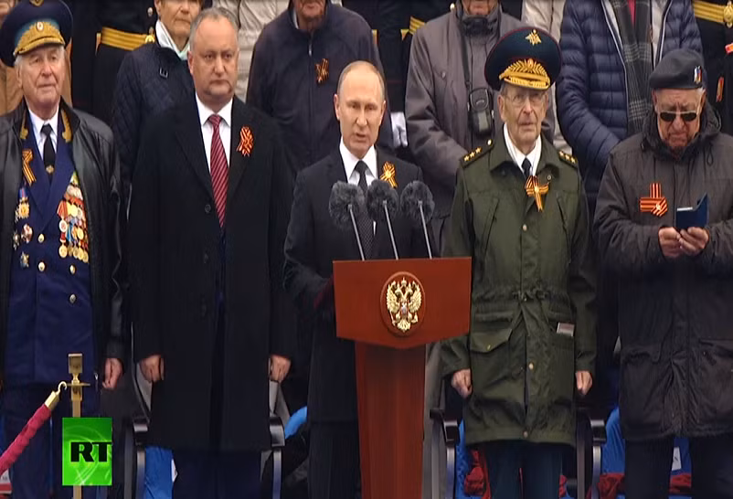 Tổng thống Nga Vladimir Putin phát biểu trong lễ diễu binh mừng Ngày Chiến thắng 9/5. Ảnh: RT.