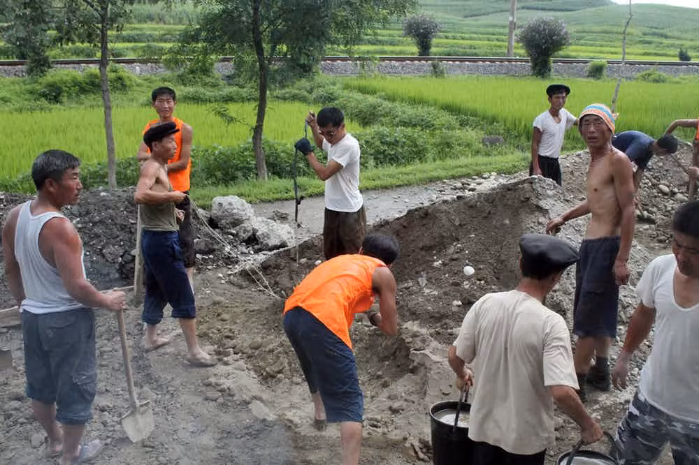 Những người công nhân ở Triều Tiên sẽ có một ngày lao động công ích vào Chủ Nhật hàng tuần. Ảnh: Richest.
