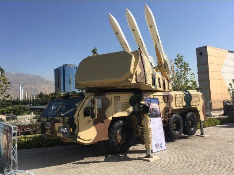 Mảnh vỡ của RQ-4 Global Hawk, một máy bay do thám Mỹ hạng nặng bị bắn hạ hồi tháng 6, là tâm điểm chú ý tại triển lãm. Người Iran thực tế nhận diện đây là một phiên bản tân tiến của mẫu UAV MQ-4C Triton, nhưng phía Mỹ quả quyết phi cơ bị bắn hạ chỉ là một nguyên mẫu của RQ-4A kém uy lực hơn.