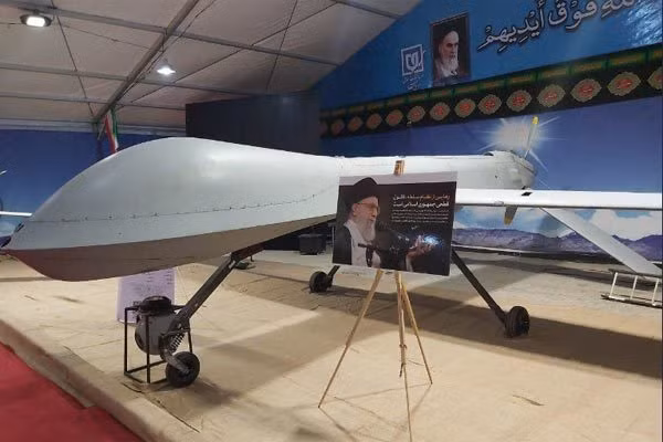 Triển lãm diễn ra chỉ vài ngày sau khi Ảrập Xêút, đối thủ "không đội trời chung" của Iran trong khu vực, cho trưng bày các mảnh vỡ UAV và tên lửa hành trình mà họ coi là bằng chứng tố cáo Tehran dính líu đến vụ tấn công các cơ sở lọc dầu thuộc công ty Aramco của Riyadh hôm 14/9.