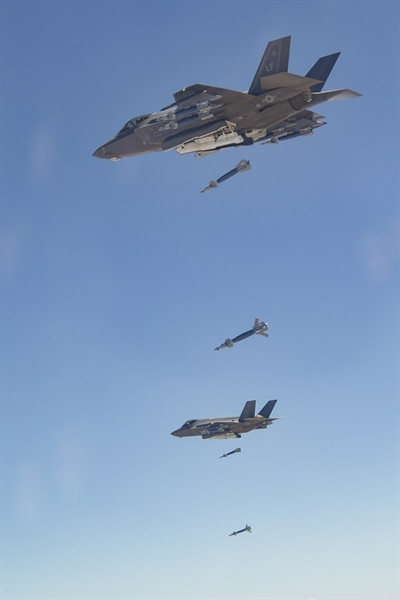 F-35 được trang bị radar mạng pha chủ động AN/APG-81 với thông số bí ẩn và hệ thống cảm biến quang - điện tử dưới máy bay. Máy bay có thể đạt tốc độ tối đa tới Mach 1,6, bán kính tác chiến 1.100km, tốc độ leo cao bí ẩn. Với sức mạnh sở hữu, tiêm kích F-35 rõ ràng là mối đe dọa lớn với bất kỳ mục tiêu nào nó ngắm đến.