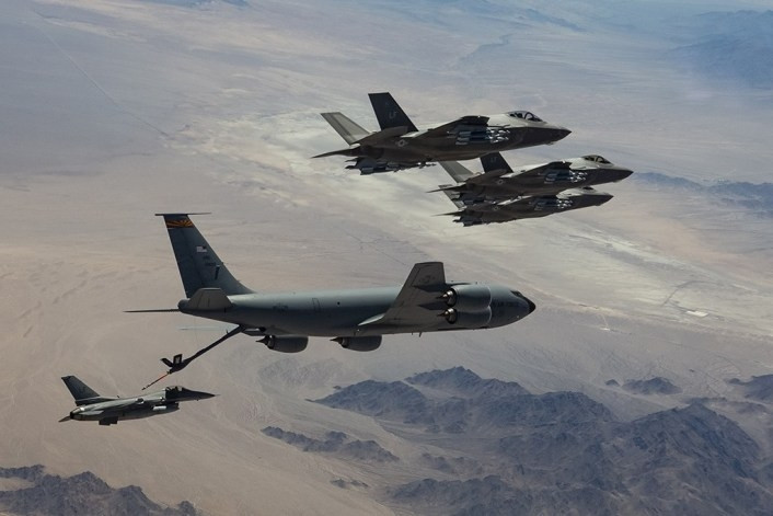 Dù đây chỉ là hoạt động huấn luyện nhưng theo nhận định của giới chuyên gia, rõ ràng chuyến bay mang nhiều ý nghĩa răng đe của Mỹ muốn gửi đến đối thủ Nga. Vậy F-35 hoạt động ở chế độ quái thú có sức mạnh khủng khiếp thế nào?