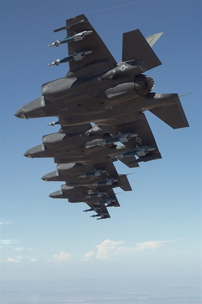 Không chỉ dừng lại ở những tuyên bố, người Mỹ đã cho công bố hình ảnh chứng minh sự nguy hiểm khó lường của siêu chiến đấu cơ thế hệ 5 này nếu nó hoạt động ở chế độ hủy diệt - chế độ quái thú.