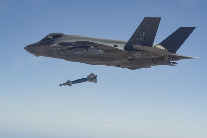 Khi ở chế độ quái thú, tiêm kích F-35 của Không quân Mỹ có thể mang số lượng vũ khí không tưởng.