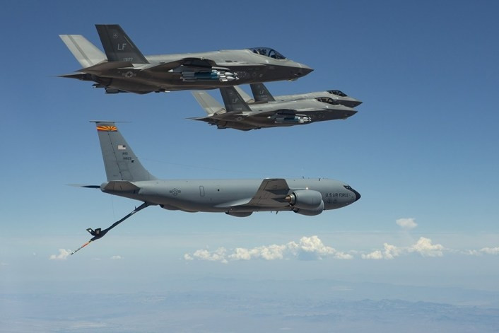 Cùng với việc sở hữu sức mạnh tấn công hủy diệt, so với F-22, tiêm kích tàng hình F-35 sở hữu kỹ thuật tàng hình bền bỉ, bảo trì ít tốn kém hơn; chi phí duy trì vòng đời thấp. Hệ thống radar và cảm biến tích hợp phối hợp thông tin trên máy bay và từ mặt đất nhằm tăng cường khả năng nhận biết tình huống của phi công, nhận biết địch thủ và sử dụng vũ khí, cũng như chuyển tiếp thông tin nhanh chóng đến các nút chỉ huy và điều khiển khác.