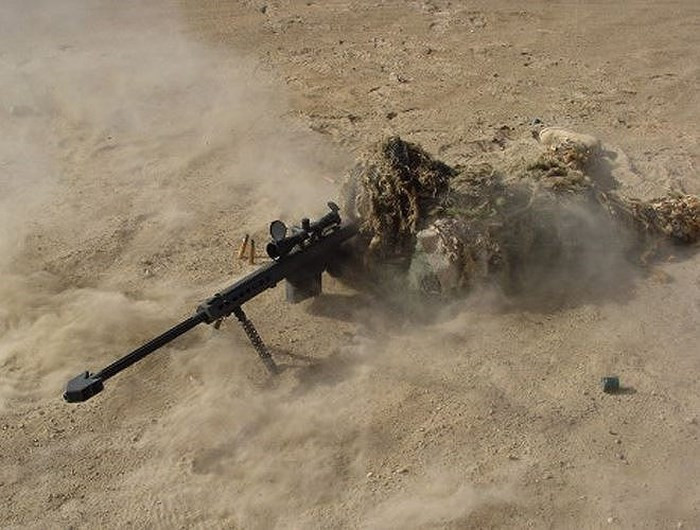 Súng sở hữu tính năng lên đạn bằng chính lực giật của viên đạn bắn đi trước đó.