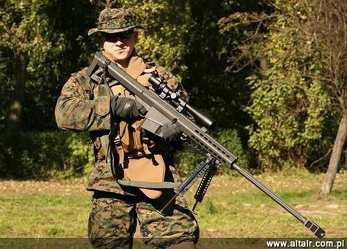 Súng có chân chống chữ V có thể gập lại, trên thân súng thiết kế một tay cầm phụ để tiện cho việc di chuyển súng.