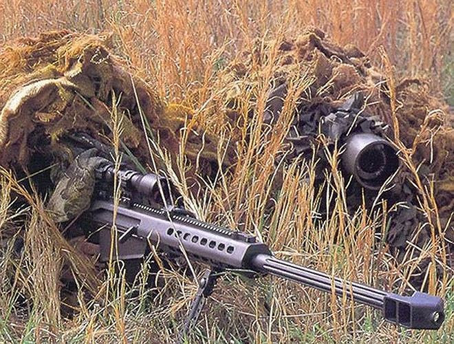 Súng có chiều dài 1.400 mm, nòng súng dài 813 mm, trọng lượng 13,5kg, M82 sử dụng hộp tiếp đạn 10 viên cỡ nòng 12,7 x 99 mm.