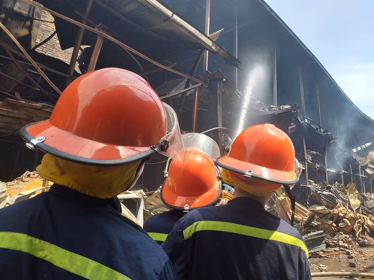 Theo báo cáo của UBND quận Thanh Xuân, khu vực xảy ra cháy nằm trong khuôn viên khu vực kho chứa hàng hóa với tổng diện tích nhà kho, xưởng là khu vực xảy ra cháy khoảng 6.000m2. Các khu vực kho và xưởng bị cháy nằm tại phía Đông Nam khuôn viên Công ty Rạng Đông, bao gồm: Kho compact, kho bóng đèn huỳnh quang, kho phích, kho đèn bàn, vật tư nghành xưởng và một số kho xưởng nhỏ khác.